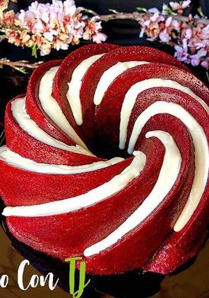 Una foto de 💢Bundt cake red velvet con chocolate blanco💢