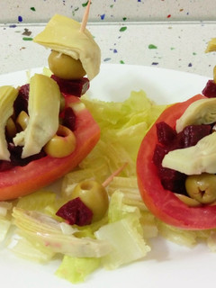 Una foto de Ensalada de tomates rellenos