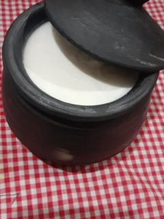 હોમ મેડ દહીં (Home Made Dahi Recipe In Gujarati) રેસીપી મુખ્ય ફોટો