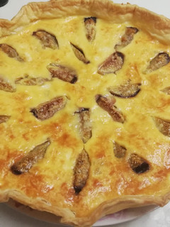 Una foto de Quiche de brevas y queso de cabra con cebolla confitada y miel🍯