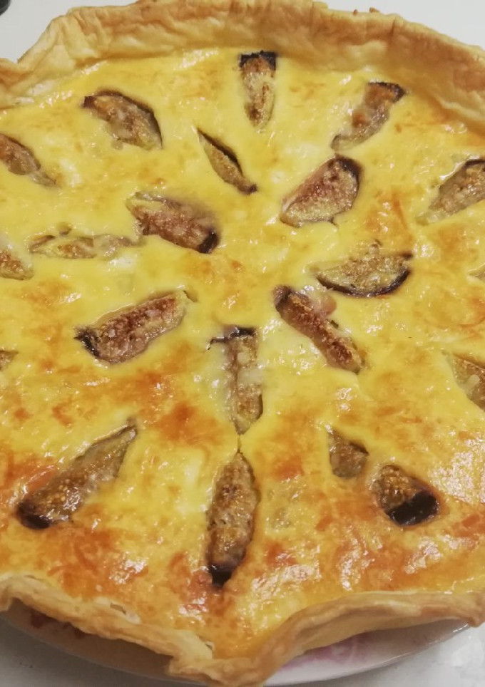 Una foto de Quiche de brevas y queso de cabra con cebolla confitada y miel🍯
