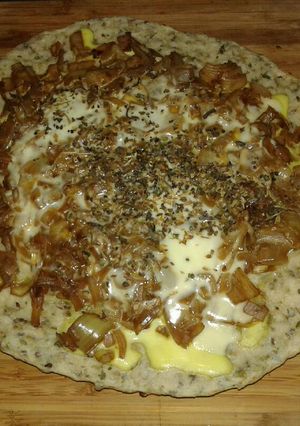 Una foto de Pizza Fugazzeta a la piedra, sin tomate, con semillas de lino