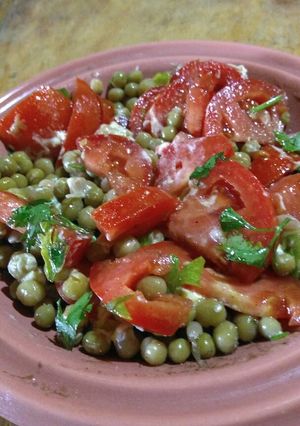 Una foto de Ensalada tomate, arvejas y perejil
