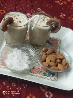 બદામ અંજીર મીલ્ક શેક (Badam Anjeer Milk Shake Recipe In Gujarati) રેસીપી મુખ્ય ફોટો