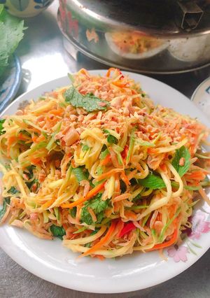 Hình của món Gỏi xoài ruốc khô.