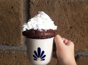 Una foto de mug cake de colacao