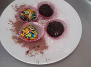 Una foto de brigadeiro de cacao amargo