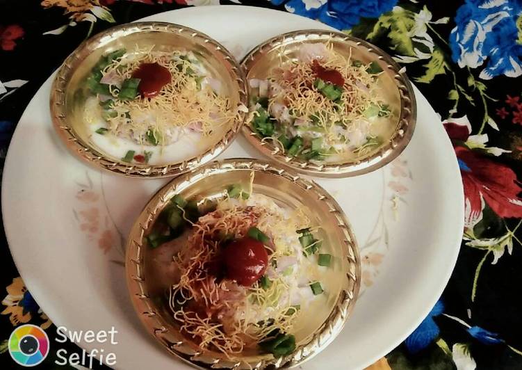 Recipe of Award-winning Tuver stuffed alu kachori chat