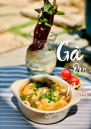 Hình của món Gà om nấm.