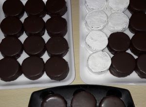 Una foto de Alfajores de Nieve y Marplatenses