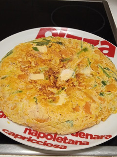 Una foto de Tortilla de calabaza con espárragos trigueros y ajos tiernos😜😋