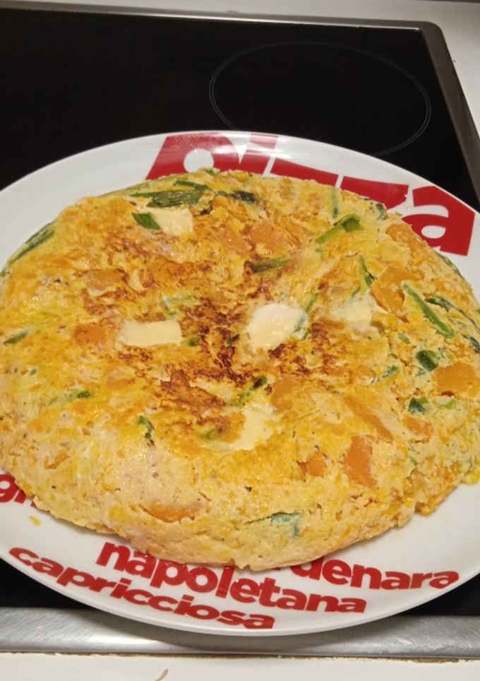 Una foto de Tortilla de calabaza con espárragos trigueros y ajos tiernos😜😋