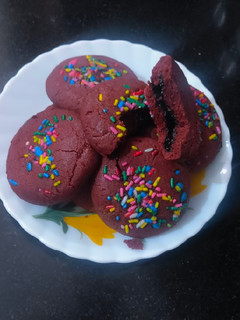 स्टफ्ड रेड वेलवेट कूकीज (Stuffed red velvet cookies recipe in hindi) रेसिपी मुख्य फोटो