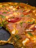 Mediterranes Omelette mit Tomaten, Feta und frischen Kräutern