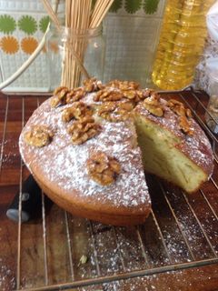 Una foto de Bizcocho con pera y almendras caramelizadas