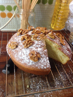 Una foto de Bizcocho con pera y almendras caramelizadas