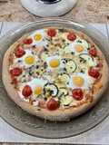 Pizza 🍕 con base de Espelta Integral mitad bacon-mitad calabacín con huevos de codorniz 🍳