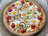Pizza 🍕 con base de Espelta Integral mitad bacon-mitad calabacín con huevos de codorniz 🍳
