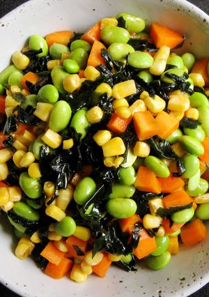 A picture of Wakame, Edamame & Carrot Crunchy Salad.