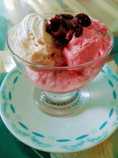 Una foto de Helado tres sabores con base de merengue suizo