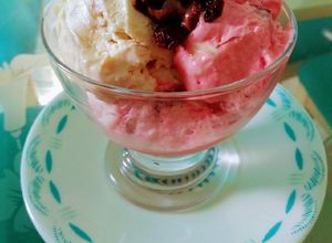 Una foto de Helado tres sabores con base de merengue suizo