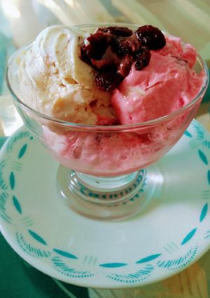 Una foto de Helado tres sabores con base de merengue suizo