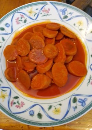 Una foto de Salchichas en guajillo
