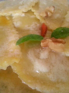 Una foto de Medialuna de boletus en salsa de queso