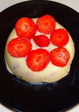 Une photo de Gâteau de semoule à la fraise (vegan)