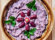 Una foto de hummus de alubia
