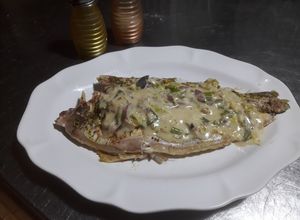 Una foto de Boga al horno c/salsa de verdeo