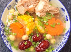 Hình của món Canh sườn non hạt sen táo đỏ.