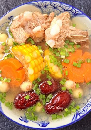 Hình của món Canh sườn non hạt sen táo đỏ.