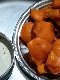 வாழைக்காய் மிளகாய் வெங்காய பஜ்ஜி செய்முறை முக்கிய புகைப்படம்