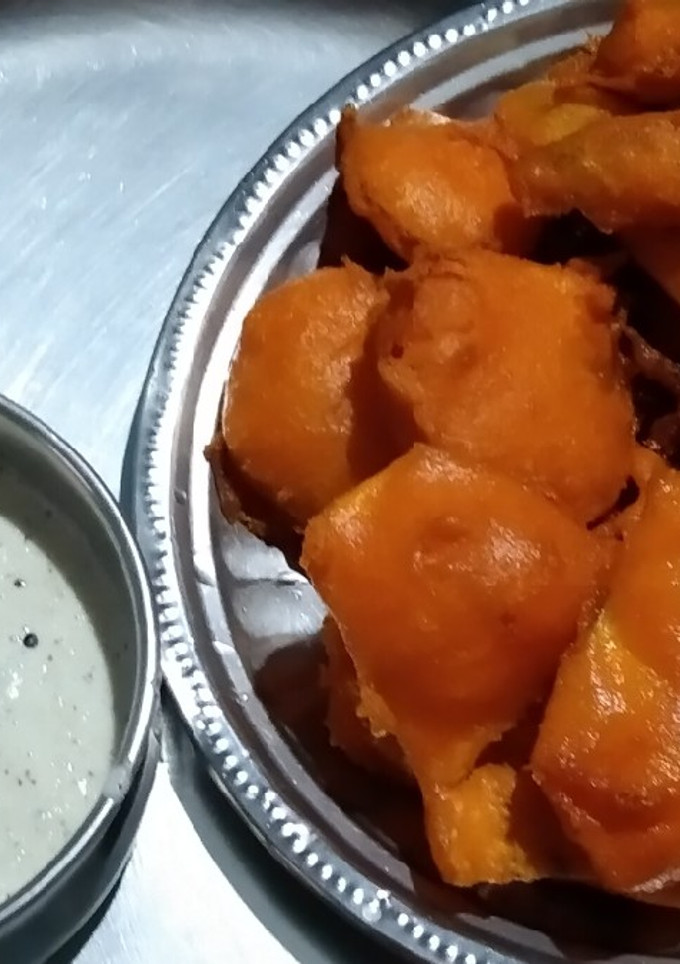 வாழைக்காய் மிளகாய் வெங்காய பஜ்ஜி செய்முறை முக்கிய புகைப்படம்