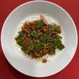 Fideos de arroz con judías verdes, zanahoria y bacon FODMAP