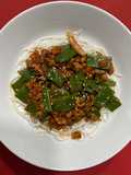 Fideos de arroz con judías verdes, zanahoria y bacon FODMAP