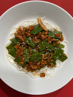 Una foto de Fideos de arroz con judías verdes, zanahoria y bacon FODMAP