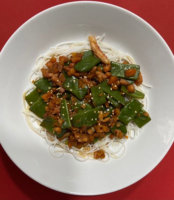 Foto principal de Fideos de arroz con judías verdes, zanahoria y bacon FODMAP