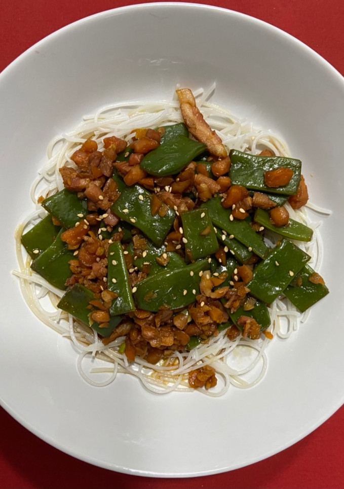 Una foto de Fideos de arroz con judías verdes, zanahoria y bacon FODMAP