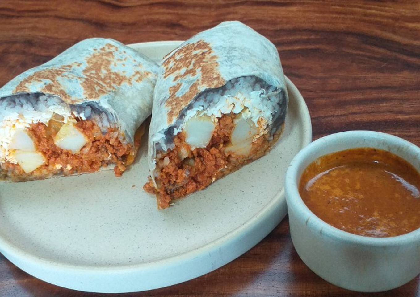 Burritos norteños con papas cambray y salsa holandesa