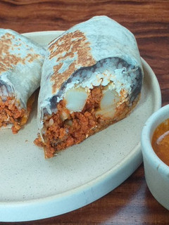 Una foto de Burritos norteños con papas cambray y salsa holandesa