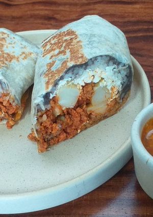 Una foto de Burritos norteños con papas cambray y salsa holandesa
