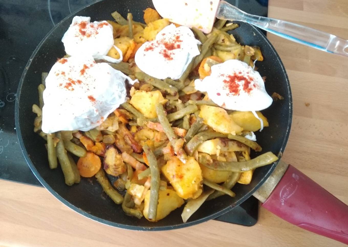 Salteado de judías con huevos escalfados