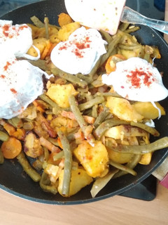 Una foto de Salteado de judías con huevos escalfados