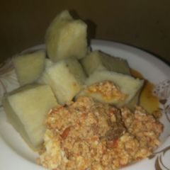 A picture of Boiled yam with egg sauce.
