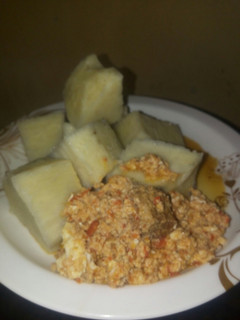 A picture of Boiled yam with egg sauce.