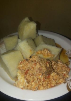 A picture of Boiled yam with egg sauce.