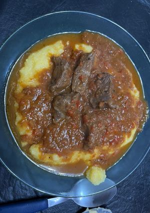 Una foto de Polenta cremosa con tuco
