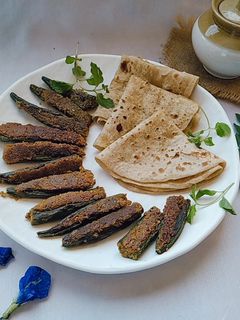 चविष्ट भरलेली भेंडी मसाला (bhendi masala recipe in marathi) रेसिपी चे मुख्य फोटो